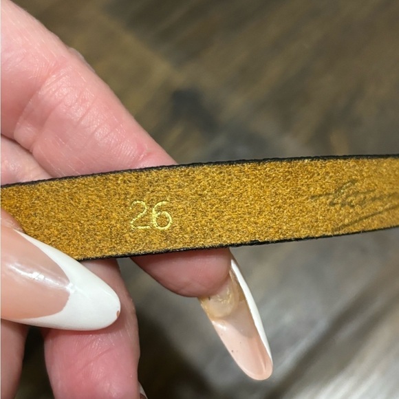 Vintage Etienne Aigner burgundy leather and brass belt size 26 - Picture 3 of 6